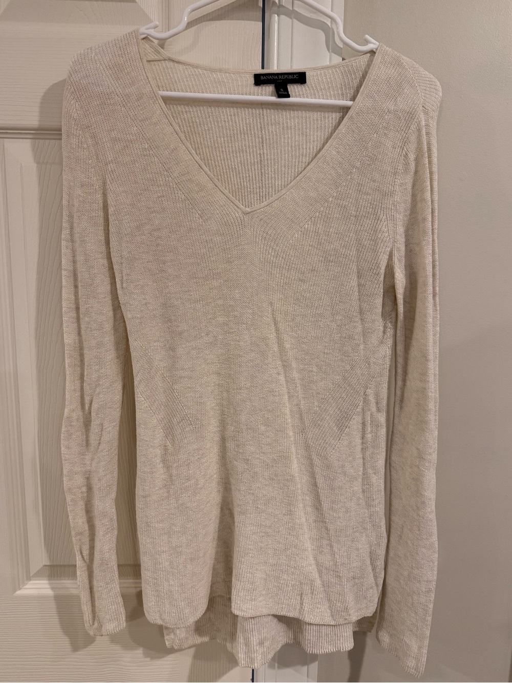 Banana Republic Cream V-Neck Long Sleeve Knit Top